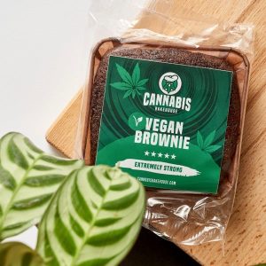 Veganer Brownie in Verpackung mit Pflanze