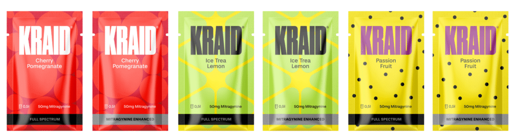 KRAID kratom drinks in drie verschillende smaken:'Cherry Pomegranate, ice tea lemon, passionfruit.', wateroplosbare kratomextract drankjes naast elkaar weergegeven.