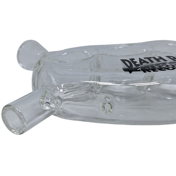 Primer plano de un bong de Death Row Records Knuckle Blunt Bubbler de cristal transparente.