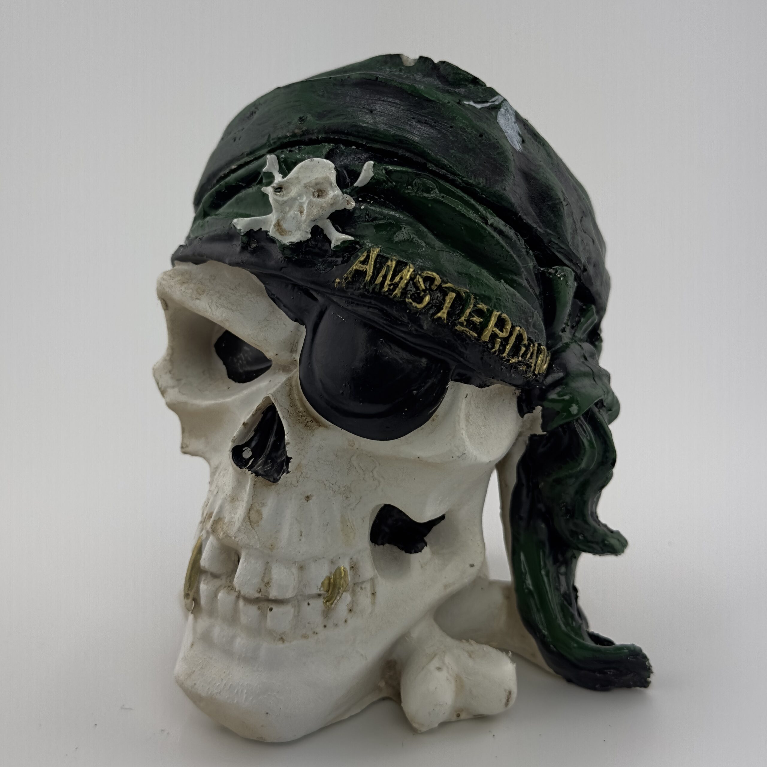 Cenicero blanco con forma de calavera de Ámsterdam con sombrero.