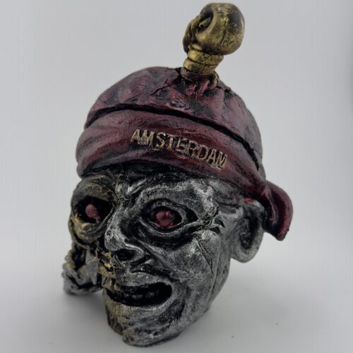 Gothic Amsterdam Skull Asbak – Rode Muts Schedel Asbak