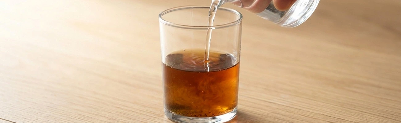 Water of lauwe thee toevoegen aan lemon tek voor een zachtere smaak en makkelijker drinken